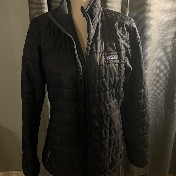 Black women’s medium Nanopuff jacket from Patagonia. - Picture 3 of 7